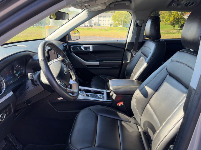 Used 2024 Ford Explorer XLT w/ Equipment Group 202A AWD/4WD image 9