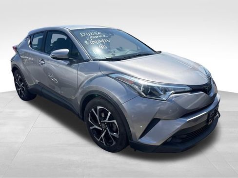 Used 2018 Toyota C-HR XLE FWD image 2