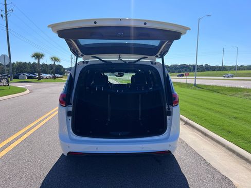Certified 2025 Chrysler Pacifica Select FWD image 4