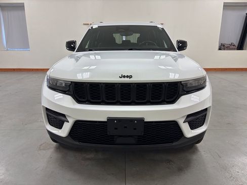 Used 2022 Jeep Grand Cherokee Altitude image 3