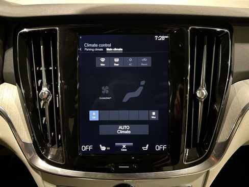 Used 2022 Volvo V60 T5 Cross Country image 13