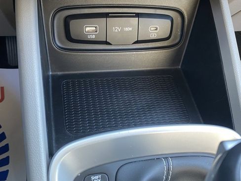 Used 2023 Hyundai Venue SEL image 22