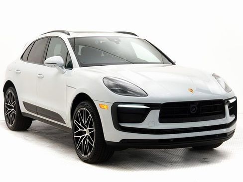 Certified 2025 Porsche Macan AWD/4WD image 32