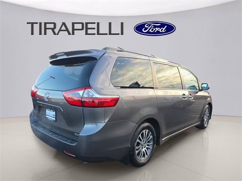 Used 2020 Toyota Sienna Limited image 7