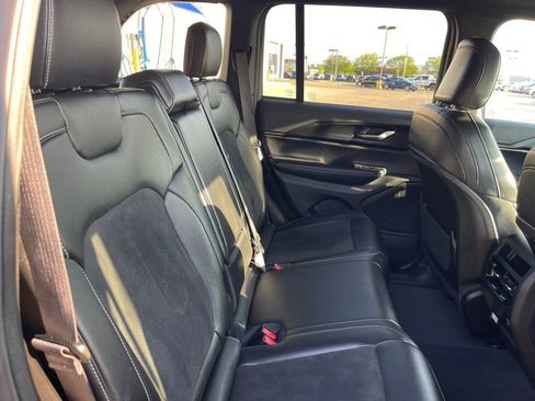 Used 2025 Jeep Grand Cherokee Altitude AWD/4WD image 14