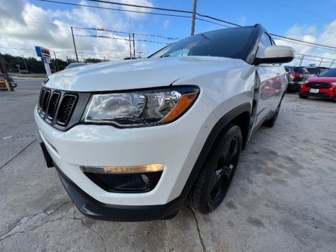 Used 2019 Jeep Compass Latitude FWD image 1