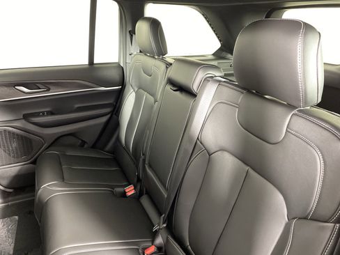 New 2025 Jeep Grand Cherokee Limited image 31