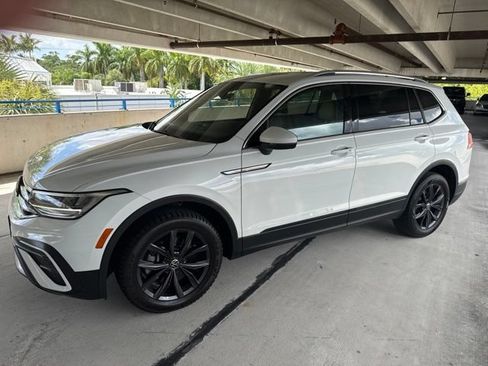 Used 2022 Volkswagen Tiguan SE AWD/4WD image 1
