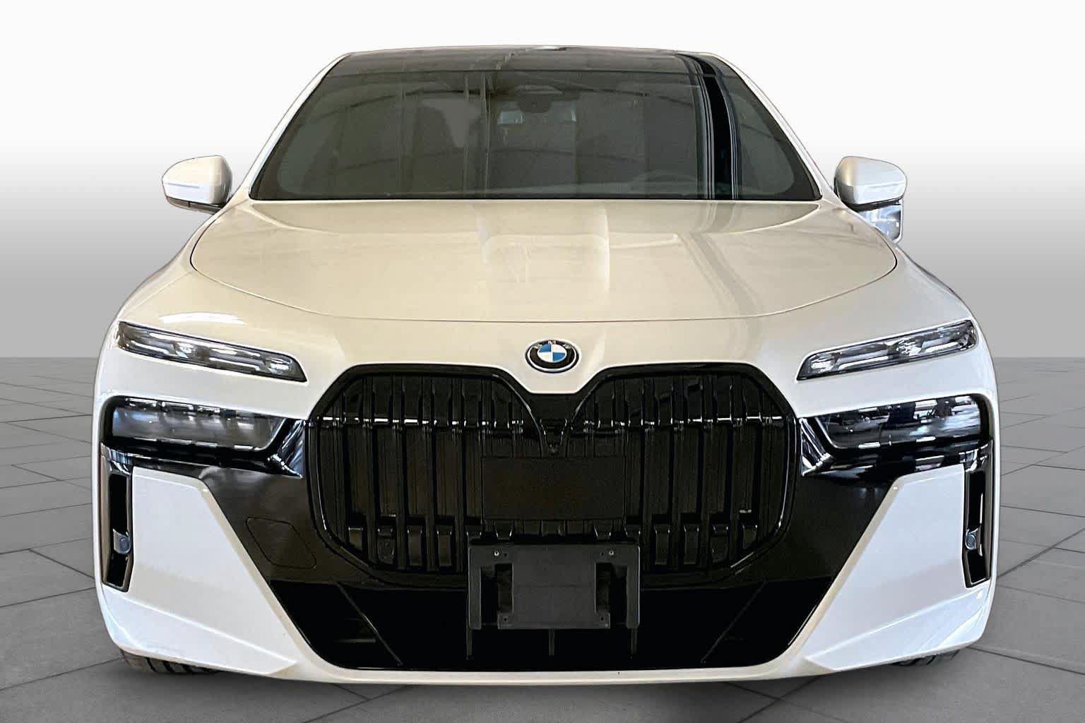 Used 2024 BMW 750e xDrive w/ Executive Package AWD/4WD image 3