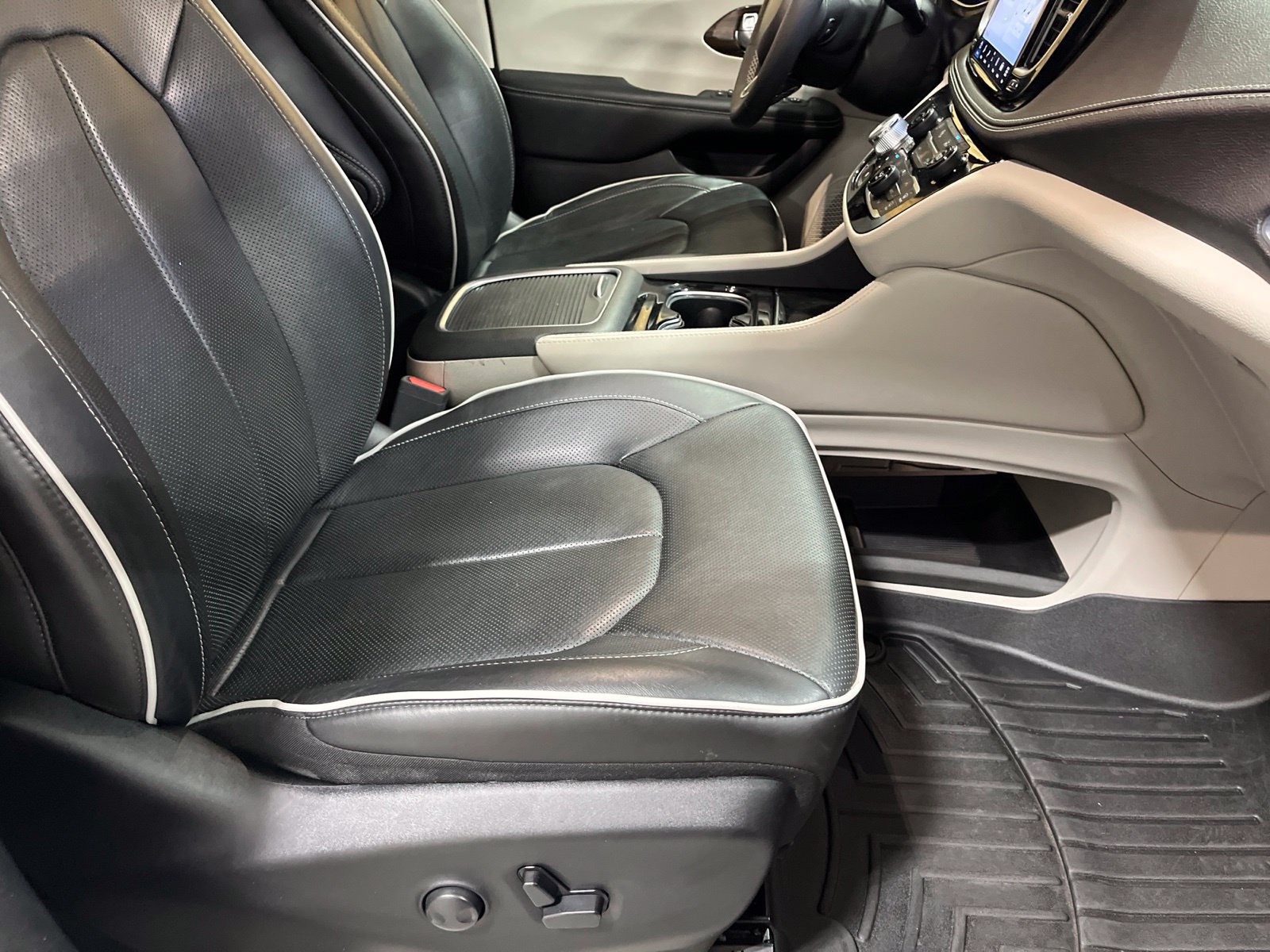 Used 2023 Chrysler Pacifica Limited FWD image 12