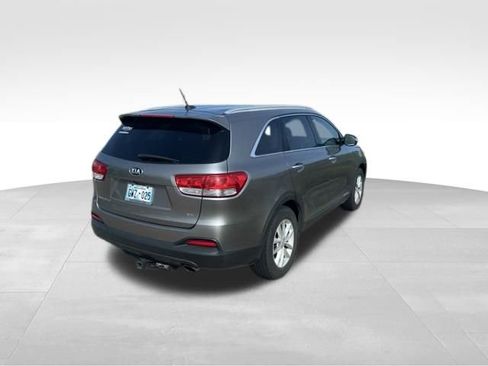 Used 2017 Kia Sorento LX image 3