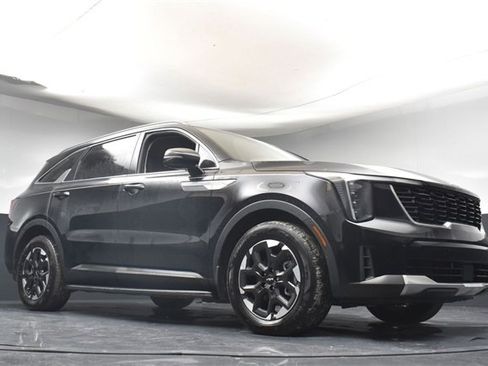Certified 2025 Kia Sorento S image 32