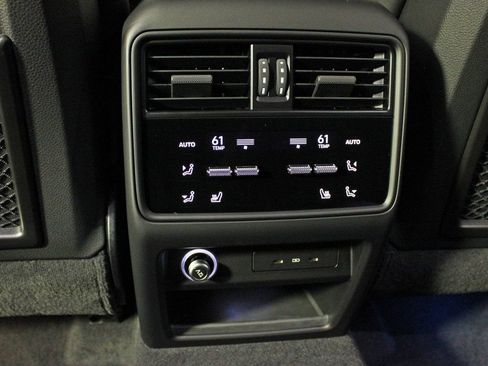 Certified 2025 Porsche Cayenne image 37