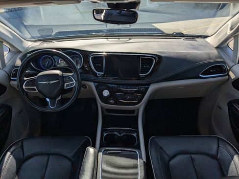 Used 2022 Chrysler Pacifica Limited FWD image 13
