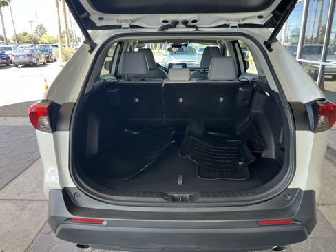 Used 2022 Toyota RAV4 XLE Premium image 19