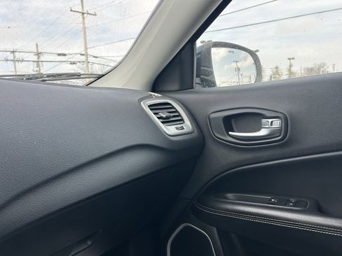 Used 2018 Jeep Compass Latitude image 22