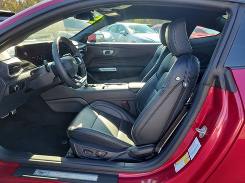 Used 2025 Ford Mustang Premium image 18