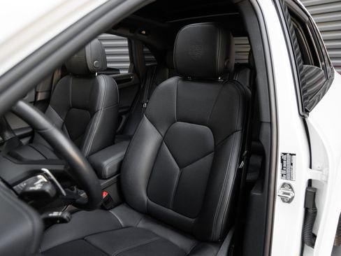 Certified 2025 Porsche Macan Turbo AWD/4WD image 5