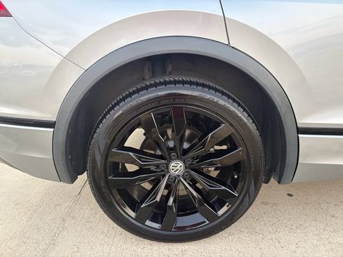 Used 2021 Volkswagen Tiguan SE R-Line image 33