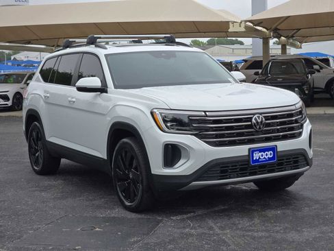 Used 2024 Volkswagen Atlas SE w/ Panoramic Sunroof Package image 3