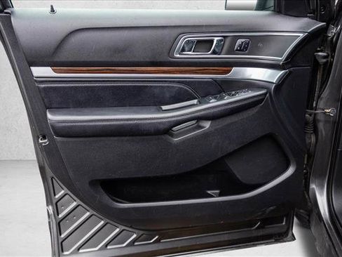 Used 2018 Ford Explorer Limited image 12