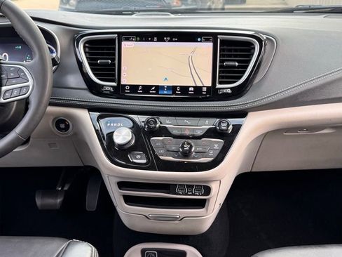 Used 2024 Chrysler Pacifica Limited FWD image 4