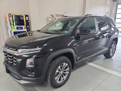 Used 2025 Chevrolet Equinox LT w/ Convenience Package II image 2