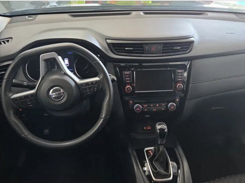 Used 2018 Nissan Rogue SV FWD image 2