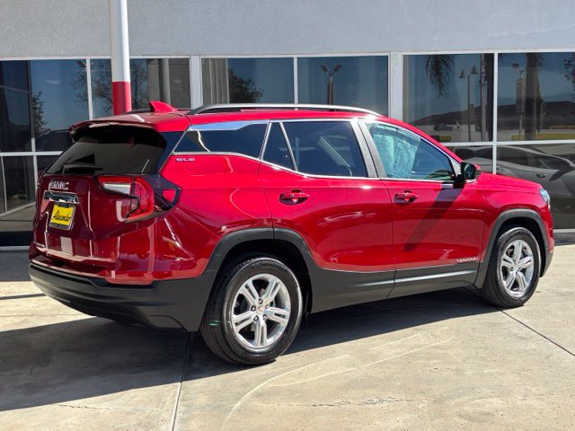 Used 2024 GMC Terrain SLE w/ Driver Convenience Package FWD image 3