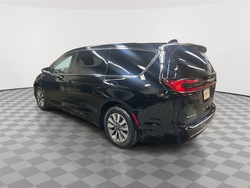 Used 2024 Chrysler Pacifica Select image 4