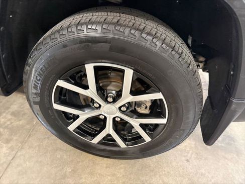 Certified 2025 Jeep Grand Cherokee Limited w/ Luxury Tech Group II image 32