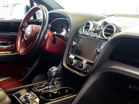 Used 2018 Bentley Bentayga image 16
