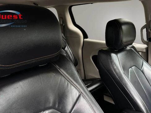Used 2018 Chrysler Pacifica Touring-L FWD image 33