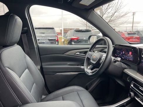 Used 2025 Chevrolet Traverse LT image 39