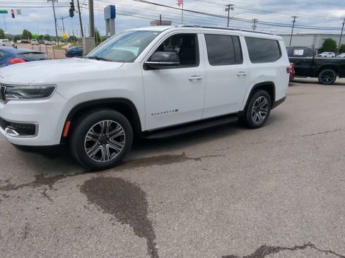 Used 2023 Jeep Wagoneer L Series II AWD/4WD image 4