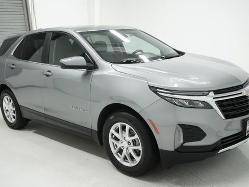 Used 2023 Chevrolet Equinox LT image 3