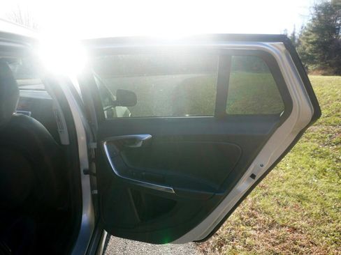 Used 2018 Volvo V60 T5 Cross Country w/ Convenience Package image 17