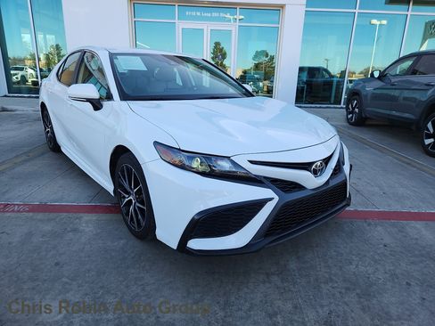 Used 2023 Toyota Camry SE image 1