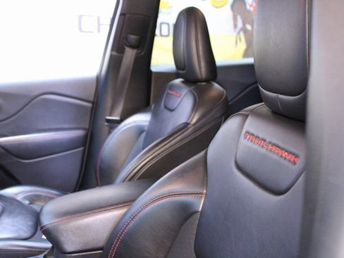 Used 2020 Jeep Cherokee Trailhawk image 18