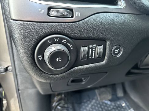 Used 2019 Jeep Cherokee Latitude Plus w/ Comfort/Convenience Group image 9