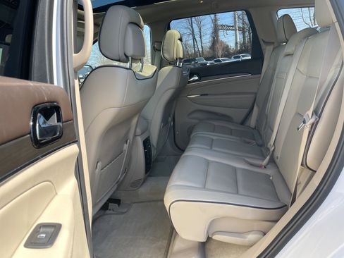 Used 2019 Jeep Grand Cherokee Overland AWD/4WD image 30