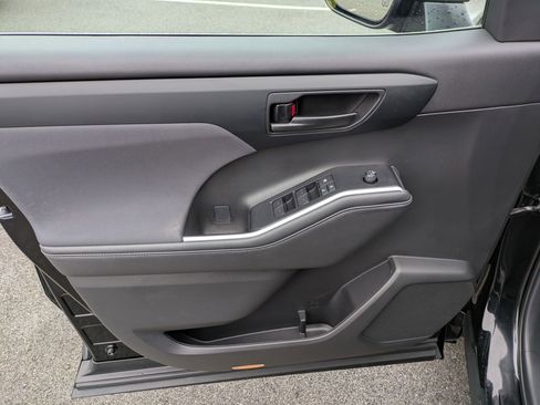 Used 2023 Toyota Highlander LE image 6