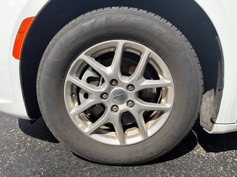 Used 2024 Chrysler Pacifica Touring-L FWD image 9