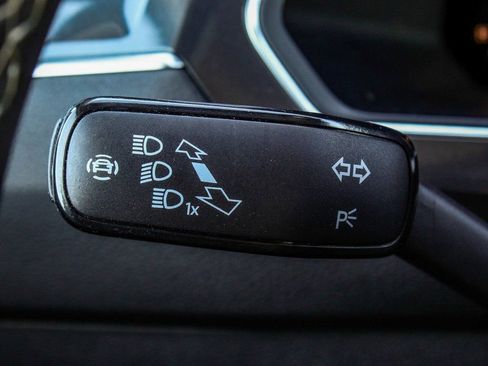 Used 2022 Volkswagen Tiguan SE w/ Panoramic Sunroof Package image 26