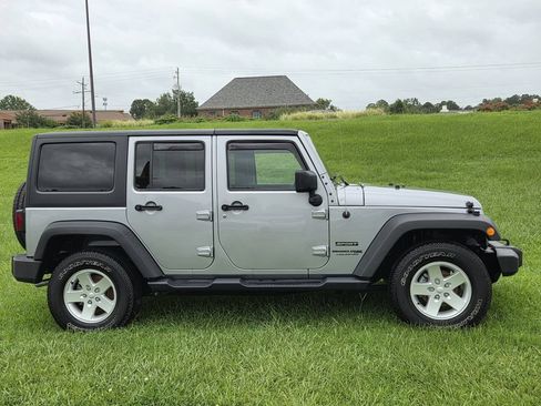 Used 2018 Jeep Wrangler Unlimited Sport S AWD/4WD image 3