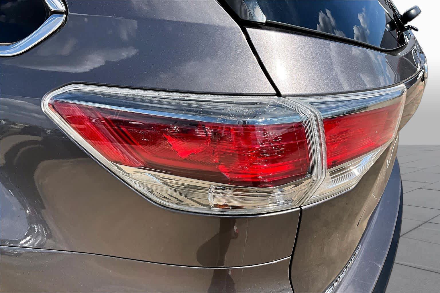 Used 2015 Toyota Highlander XLE FWD image 29