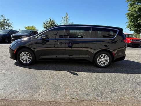 Used 2025 Chrysler Voyager LX FWD image 6