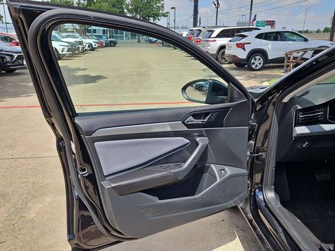 Used 2025 Volkswagen Jetta SE FWD image 11