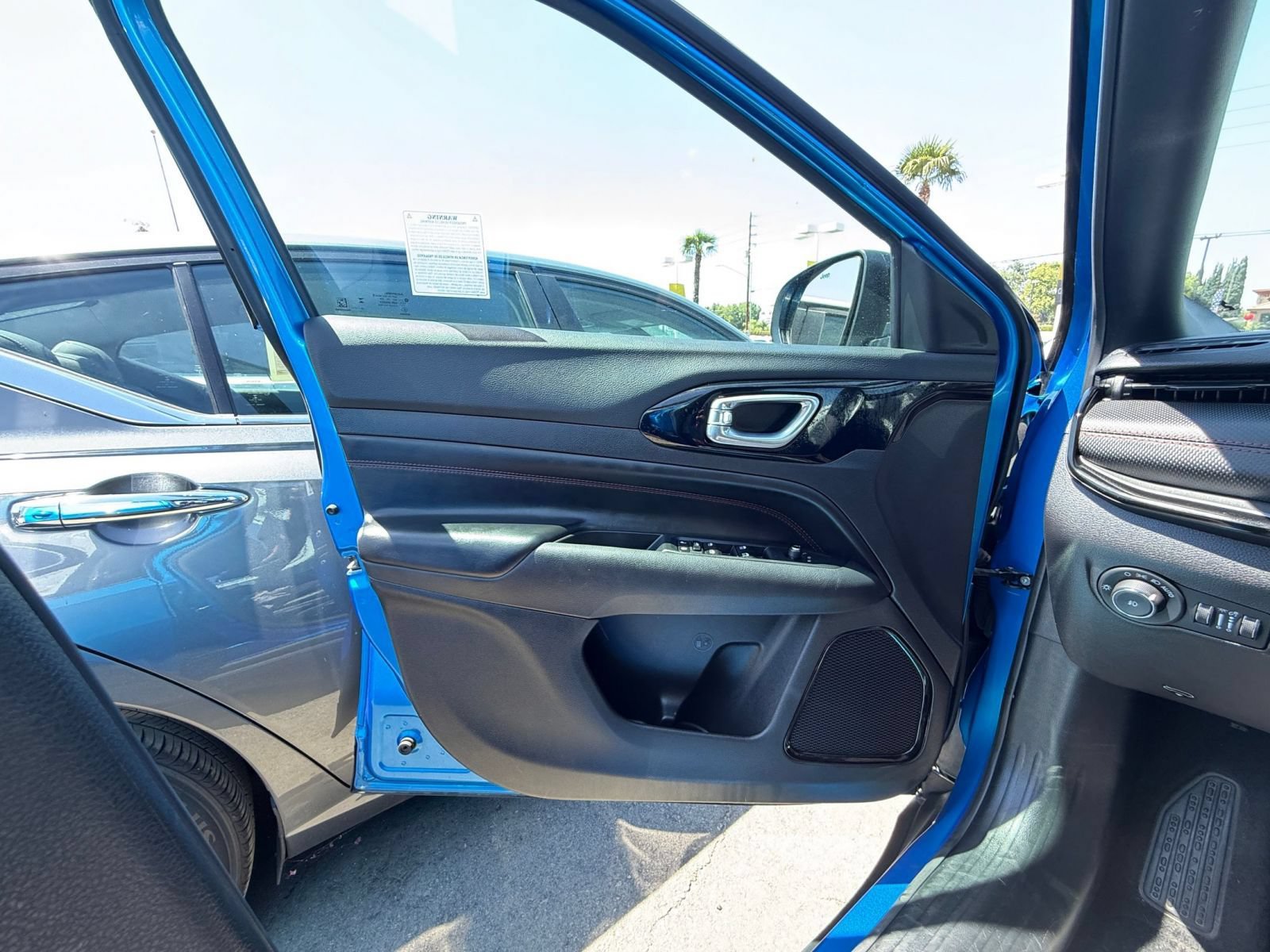 Used 2025 Jeep Compass Trailhawk AWD/4WD image 18