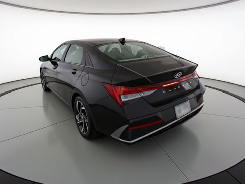 Used 2025 Hyundai Elantra SEL image 6